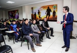 Genç kramponlar, teorik öğreniyor