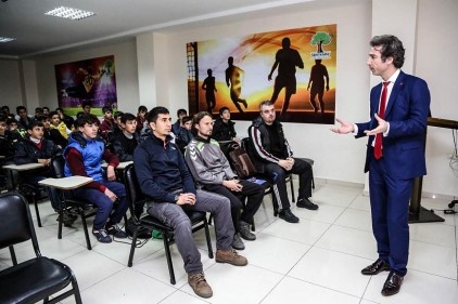 Genç kramponlar, teorik öğreniyor