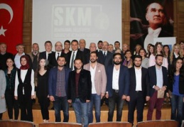 Genç mimarlar rozet taktı