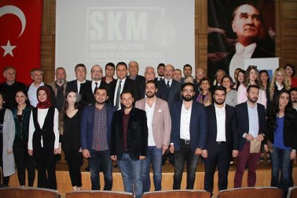 Genç mimarlar rozet taktı