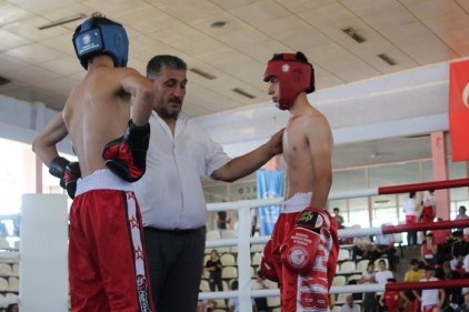 Genç sporcular kick boks bölge şampiyonluğu için ter döktü