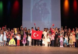 Genç tasarımcıların çalışmalarını minik mankenler tanıttı