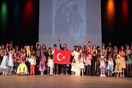 Genç tasarımcıların çalışmalarını minik mankenler tanıttı