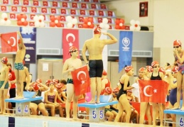 Genç, yaşlı herkes, 98 dakika boyunca aralıksız kulaç attı