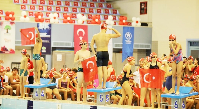Genç, yaşlı herkes, 98 dakika boyunca aralıksız kulaç attı