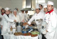 Gençler, altın bilezik takıyor