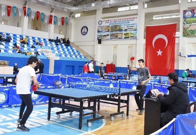 Gençler etkinliklerde hem eğlendi hem de yarıştılar