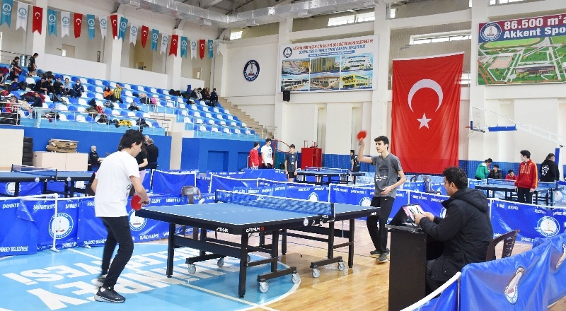 Gençler etkinliklerde hem eğlendi hem de yarıştılar