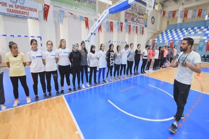 Gençler, fiziki yeterlilik sınavlarına hazırlanıyor