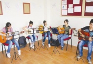 Gençler gitara merak sardı