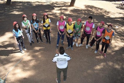 Gençler, gün sonunda bol bol moral depolayarak kamp alanından ayrılıyorlar