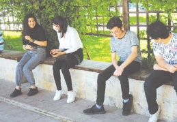 Gençler haftalar sonra dışarıda