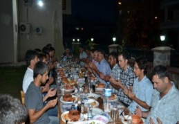 Gençler iftar verdi