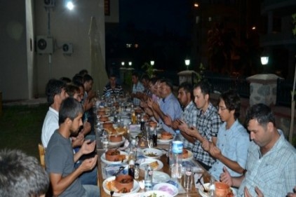 Gençler iftar verdi