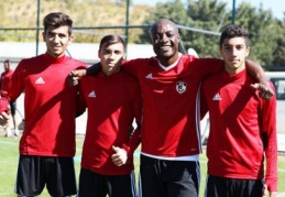 Gençler onu örnek alıyor