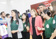 Gençler ve çocuklarla bayramlaştı