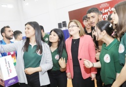 Gençler ve çocuklarla bayramlaştı