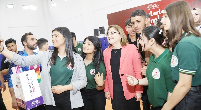 Gençler ve çocuklarla bayramlaştı