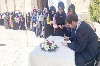 &#8220;Gençler Yazarlarla Buluşuyor&#8221;