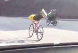 Gençlerin, otobanda tehlikeli ve sorumsuz bisiklet gösterisi