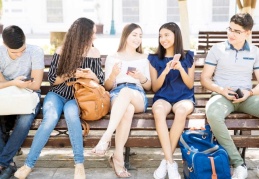 Gençlerin yüzde 61'i 'daha iyi bir yaşam' için göç etmek istiyor