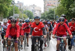 Gençlerle pedal çevirdi