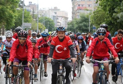 Gençlerle pedal çevirdi