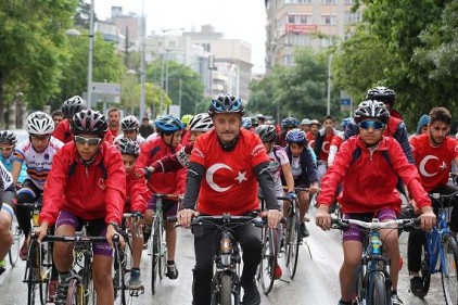 Gençlerle pedal çevirdi