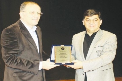 Gençlik kollarından plaket aldı