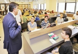 Gençlik kütüphanesine gelen öğrencileri ziyaret etti