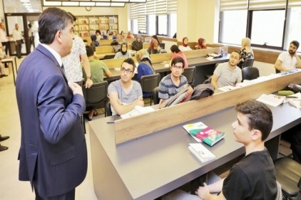 Gençlik kütüphanesine gelen öğrencileri ziyaret etti