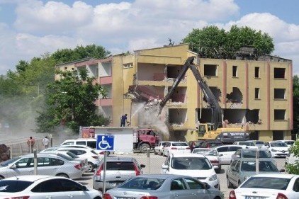 Gençlik ve Spor Müdürlüğü binası yıkılıyor