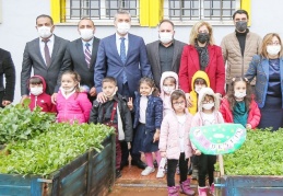 Geri dönüştürülen malzemelerden kütüphane yapıldı