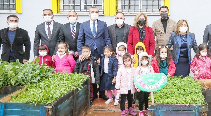 Geri dönüştürülen malzemelerden kütüphane yapıldı