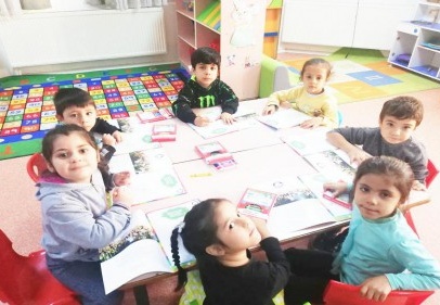 Geri dönüşümle ilgili bilgilenme için boyama kitabı dağıtıldı