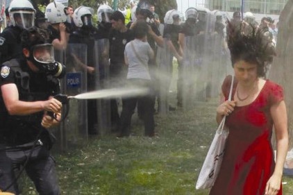 Gezi parkı protestolarında kadın imzası