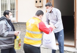 Gıda paketleri, evlere teslim ediliyor