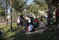 Gidecek yeri olmayanlar parklara akın etti
