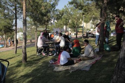 Gidecek yeri olmayanlar parklara akın etti