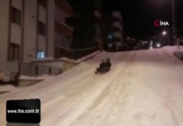 Giresun'da mahalle arasında poşetle kayak keyfi kazayla bitti