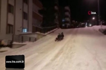 Giresun&#039;da mahalle arasında poşetle kayak keyfi kazayla bitti