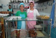 Girişimci kardeşler yaptıkları yemekleri elleriyle servis ediyor