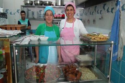 Girişimci kardeşler yaptıkları yemekleri elleriyle servis ediyor