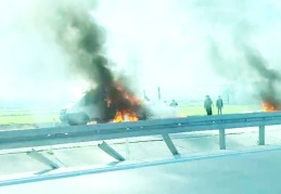 Giysi yüklü kamyonet alev alev yandı