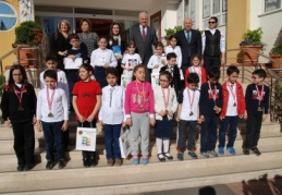 GKV Özel İlkokulu yüzme takımı sporcularına da şilt verildi