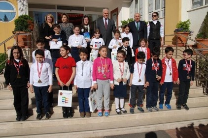 GKV Özel İlkokulu yüzme takımı sporcularına da şilt verildi