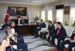 GKV Özel Liseleri takımıCengiz Mete'yi ziyaret etti