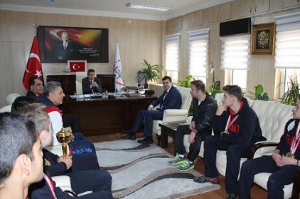 GKV Özel Liseleri takımıCengiz Mete'yi ziyaret etti