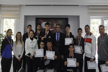 GKV Özel Liseleri üstün başarı madalyası aldı