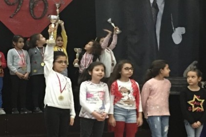 GKV&#8217;li Dila ve Naz Satranç şampiyonu 